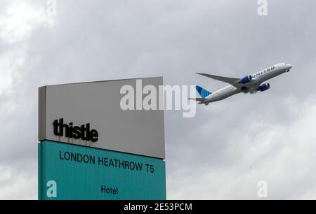 Un avion passe au-dessus du Thistle Hotel à Heathrow. Le Premier ministre Boris Johnson devrait approuver des plans visant à forcer certains voyageurs arrivant au Royaume-Uni à mettre en quarantaine dans les hôtels afin de limiter la propagation de nouvelles variantes du coronavirus. Date de la photo: Mardi 26 janvier 2021. Banque D'Images