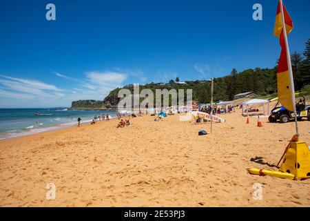 Bannières de drapeaux rouges et jaunes de sauvetage de surf sur la plage de Bilgola Identification des zones de baignade sécuritaires, Sydney, Australie Banque D'Images