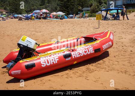 IRB bateau de sauvetage en surf sur Bilgola Beach à Sydney, Nouvelle-Galles du Sud, Australie bateau de zodiaque rouge utilisé par les sauveteurs de sauvetage de surf Banque D'Images