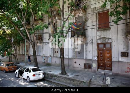 Scène de rue ombragée, chaussée surélevée et fenêtres à volets, quartier de la Boca, Buenos Aires, Argentine 26 janvier 2016 Banque D'Images