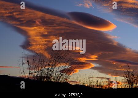 Nuages lenticulaires à l'aube à Velez-Malaga, Axarquia, Malaga, Andalousie, Espagne Banque D'Images