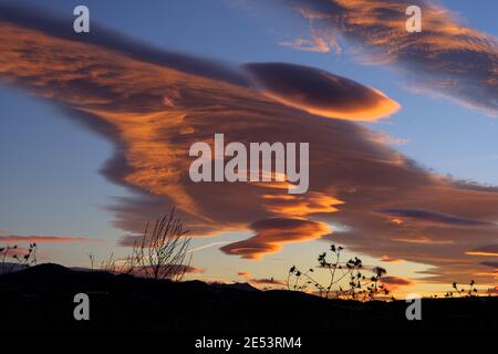 Nuages lenticulaires à l'aube à Velez-Malaga, Axarquia, Malaga, Andalousie, Espagne Banque D'Images