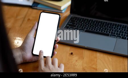 Femme tenant et touchant l'écran vide du smartphone dans le centre commercial. Prenez votre écran pour mettre sur la publicité Banque D'Images