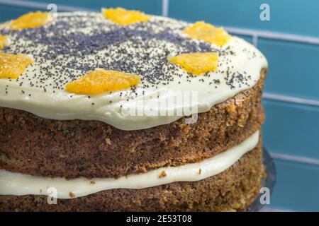 Gâteau aux graines de pavot d'orange avec glaçage au yaourt - sélectif vue latérale de la couche de mise au point du gâteau Banque D'Images