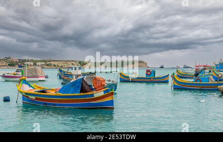 Bateaux de pêche typiques au village de Marsaxlokk sur le île de Malte Banque D'Images