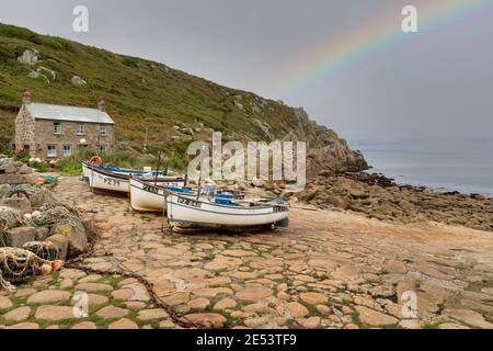 Cornouailles de pêche Cove avec Cottage et bateaux Banque D'Images