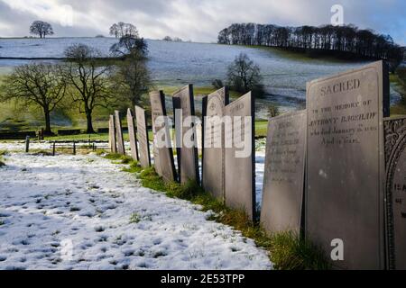 Pierres tombales du XIXe siècle dans le cimetière de Saint Michel et de l'église All Angels, Alsop en le Dale, parc national Peak District, Derbyshire Banque D'Images