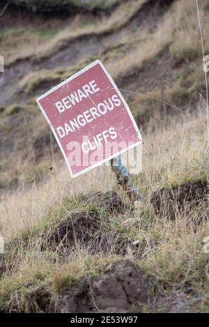 Panneau d'avertissement attention attention Dangerous Cliffs Landside Cliff Fall Slippage Filey Beach UK Banque D'Images