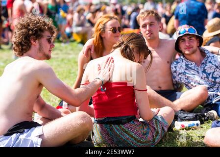 Festival Goer frotte de la crème solaire sur ses amies le deuxième jour de Glastonbury 2019, digne Farm, Pilton, Somerset. Date de la photo: Jeudi 27 juin 2019. Le crédit photo devrait se lire: David Jensen/EmpicsEntertainment Banque D'Images