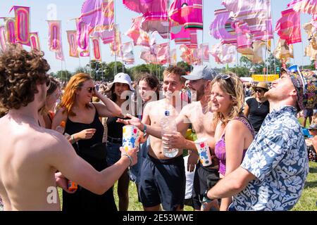 Les amateurs de festival apprécient le temps chaud dans l'arène West Holts le deuxième jour de Glastonbury 2019, digne Farm, Pilton, Somerset. Banque D'Images