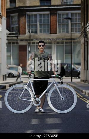 Jeune homme hippster à vélo fixe , Londres , Royaume-Uni Banque D'Images