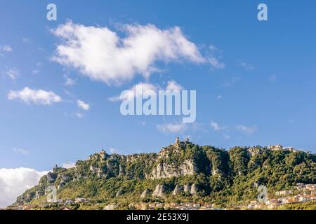 Vue de fond de la montagne sur laquelle se trouve la République de Saint-Marin, par une journée ensoleillée Banque D'Images