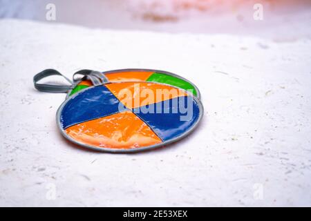 des traîneaux multicolores pour le patinage en descente se trouvent sur la neige. Banque D'Images