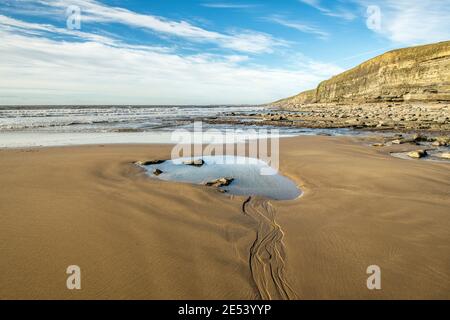 Baie de Dunraven dans la vallée de Glamourgan, au sud du pays de Galles, le jour de janvier ensoleillé et froid. La plage se trouve sur la côte du patrimoine de Glamourgan. Banque D'Images