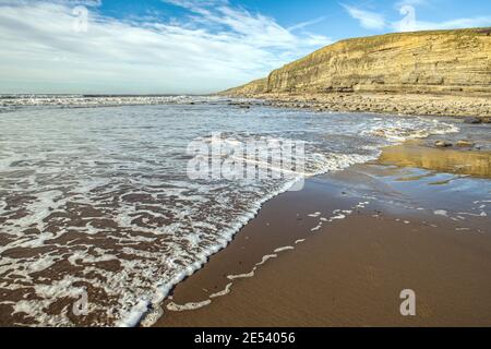 Baie de Dunraven dans la vallée de Glamourgan, au sud du pays de Galles Un jour de janvier ensoleillé et froid Banque D'Images