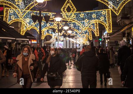 BELGRADE, SERBIE - DÉCEMBRE 29 2020: Deux femmes, amis, portant un masque dans les rues de Kneza Mihailova sur coronavirus covid 19 crise illumnat Banque D'Images