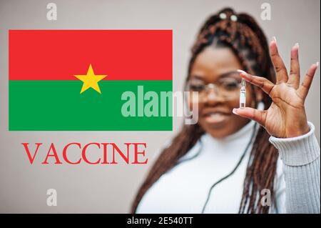 Une femme africaine présente un vaccin pour le Burkina Faso. Concept de vaccination des pays d'Afrique. Banque D'Images