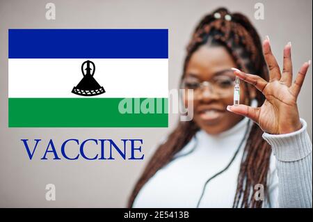 Femme africaine montrer le vaccin pour le Royaume du Lesotho. Concept de vaccination des pays d'Afrique. Banque D'Images