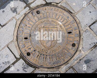 ZYWIEC, POLOGNE - 24 janvier 2021: Un trou d'égout avec le manteau de bras Zywiec, qui peut être vu sur le marché local Banque D'Images