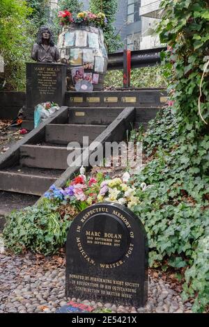 Un sanctuaire pour la star du rock Marc Bolan qui a été tué dans un accident de voiture à Barnes le 16 septembre 1977. Date de la photo : lundi 18 janvier 2021. Photo: Roger Banque D'Images