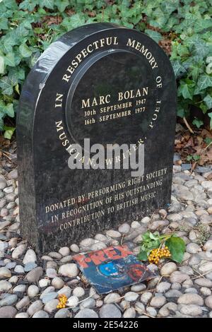 Un sanctuaire pour la star du rock Marc Bolan qui a été tué dans un accident de voiture à Barnes le 16 septembre 1977. Date de la photo : lundi 18 janvier 2021. Photo: Roger Banque D'Images