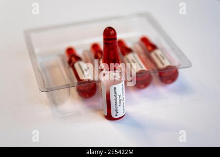 Ampoules d'acétate d'hydroxocobalamine, vitamine B12A. Solution rouge pour injection dans le traitement de la carence en vitamine B12. Accord Healthcare Banque D'Images