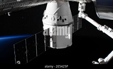 Le vaisseau spatial SpaceX Crew Dragon est amarré à la Station spatiale internationale. Éléments de cette image fournis par la NASA. Banque D'Images