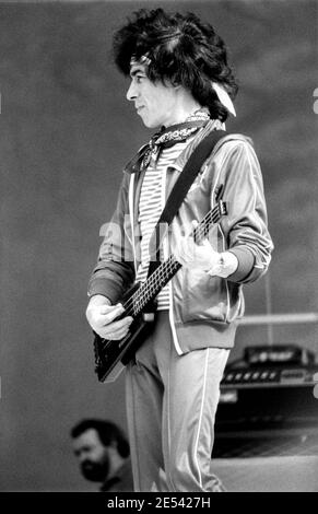 ROTTERDAM, PAYS-BAS - 02 JUIN 1982 : le bassiste Bill Wyman des Rolling Stones lors d'un concert dans le stade de football de Feyenoord dans la ne Banque D'Images