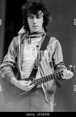 ROTTERDAM, PAYS-BAS - 02 JUIN 1982 : le bassiste Bill Wyman des Rolling Stones lors d'un concert dans le stade de football de Feyenoord dans la ne Banque D'Images