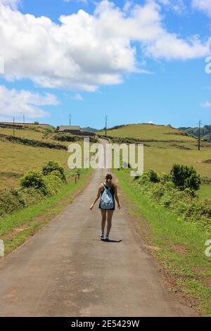 Femme randonnée, île de Santa Maria, Açores, solo, verticale. Banque D'Images