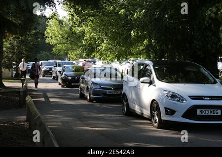 Rozelle Park, Ayr, Ayrshire, Écosse, Royaume-Uni voiture garée sur la route du parc menant à des ralentissements, des embouteillages et des retards Banque D'Images