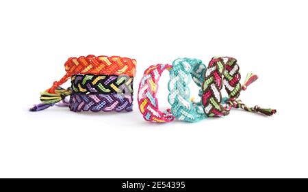 Sélection de multi-coloré tissé bricolage bracelets d'amitié Pigtail fait main de broderie fil brillant avec noeuds isolés sur fond blanc Banque D'Images