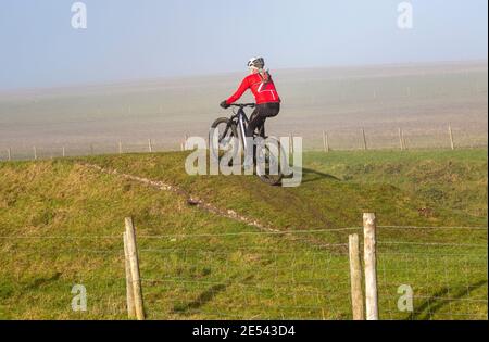 Cycliste sur Wansdike, près de Bishops Cannings, nord Wessex Downs AONB, Wiltshire, Angleterre, Royaume-Uni Banque D'Images