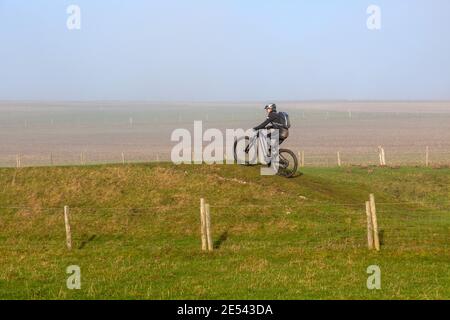 Cycliste sur Wansdike, près de Bishops Cannings, nord Wessex Downs AONB, Wiltshire, Angleterre, Royaume-Uni Banque D'Images