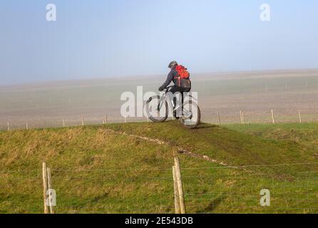 Cycliste sur Wansdike, près de Bishops Cannings, nord Wessex Downs AONB, Wiltshire, Angleterre, Royaume-Uni Banque D'Images