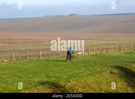 Cycliste sur Wansdike, près de Bishops Cannings, nord Wessex Downs AONB, Wiltshire, Angleterre, Royaume-Uni Banque D'Images