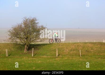 Cycliste sur Wansdike, près de Bishops Cannings, nord Wessex Downs AONB, Wiltshire, Angleterre, Royaume-Uni Banque D'Images