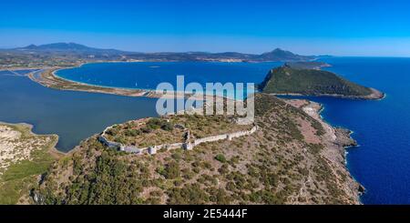 Vue aérienne sur le vieux château de Navarino une forteresse frankish du XIIIe siècle près de Pylos, Grèce. C'est l'un des deux châteaux qui gardent la baie stratégique sur whi Banque D'Images