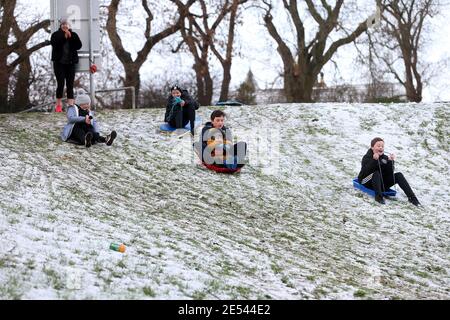 S'amuser dans la neige au parc Waterworks de north Belfast photo Mal McCann Banque D'Images