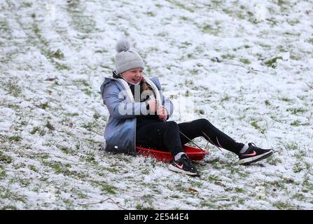 S'amuser dans la neige au parc Waterworks de north Belfast photo Mal McCann Banque D'Images