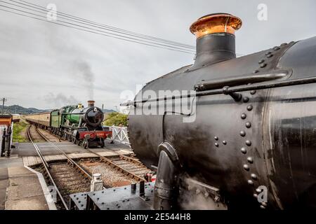 BR 'Hall' 4-6-0 No. 6960 'Raveningham Hall' passe 'Manor' 4-6-0 No. 7822 'Foxcote Manor' à la station Blue Anchor sur le chemin de fer West Somerset Banque D'Images