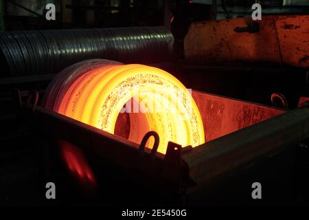 Image du métal chaud préparé pour le travail dans l'usine Banque D'Images