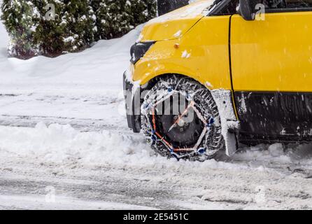 En hiver, prenez le bus avec des chaînes à neige Banque D'Images
