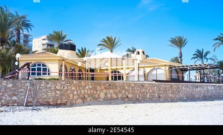 Alicante, Espagne - janvier 2021 : accès fermé au restaurant de la plage à Campoamor, Orihiela Costa. Banque D'Images