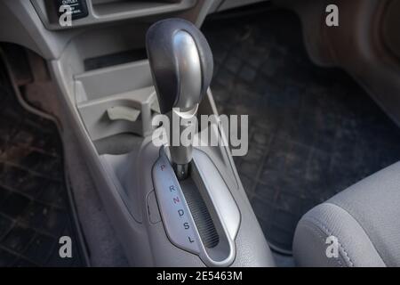 joystick avec boîte de vitesses automatique dans une voiture d'occasion Banque D'Images