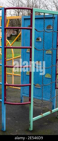 Un cadre d'escalade coloré dans un terrain de jeu pour enfants sur un domaine d'habitation à Westbury, Wiltshire, Angleterre, Royaume-Uni. Banque D'Images