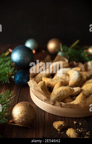 Biscuits maison aux noix de Noël croissant de vanille avec sucre en poudre dans les décorations de Noël. Concept de fête du nouvel an et de Noël. Copier l'espace. S Banque D'Images