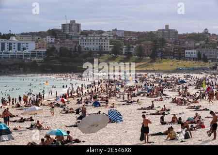 Sydney, Australie. 26 janvier 2021. Les gens se rassemblent sur la plage de Bondi à Sydney, en Australie, le 26 janvier 2021. Les amoureux de la plage ont été avertis de garder la sécurité dans la mer alors que la vague de chaleur continuait de balayer les États de l'est de l'Australie. Le Bureau de météorologie a également mis en garde de lundi à mercredi sur des conditions de fortes vagues de chaleur dans des zones isolées du Queensland intérieur et du nord de la Nouvelle-Galles du Sud (NSW). Credit: Bai Xuefei/Xinhua/Alay Live News Banque D'Images