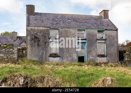 Ancienne maison abandonnée avec des fenêtres et des portes à bord, Comté de Kerry, Irlande Banque D'Images