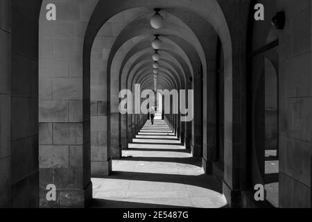 Avril 2019 (Manchester, Royaume-Uni) UNE vue à travers les arches de l'extension de l'hôtel de ville de Manchester sur la place St Peters en format monochrome Banque D'Images